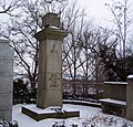 Kriegerdenkmal für die Gefallenen des Ersten Weltkrieges sowie drei Grabmale (Henriette Sophie Lehmann, Rittergutsbesitzer Mogk, K. Friedrich Schurig) auf dem Friedhof