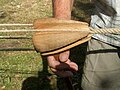 Le « toupin » (ou « cochoir »)[9] dont le rôle est d'assurer la régularité de la présentation des torons qui vont former le cordage.