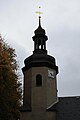 Nordseite des Kirchturms: Barocke Haube mit 1992 erneuerter Wetterfahne