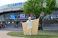 Rod Laver Arena i 2014 med skulptur af Rod Laver foran arenaen.