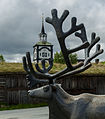 Røros kirke, med Reinsdyr-statue Sør-Trøndelag, Røros Foto: Kjell Morten Klevsand