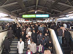 Hora de ponta na Estação de Tóquio, Japão