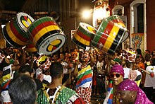 Барабанщики самба-регги во время бразильского фестиваля Карнавал