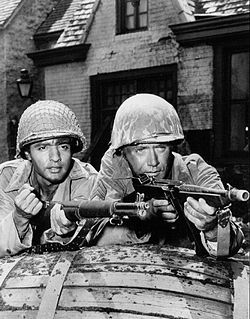 Vic Morrow (oikealla) ja Sal Mineo tv-sarjassa Combat 1965.