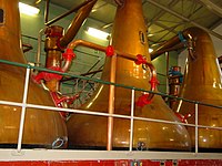 Kotli v destilarni Lagavulin