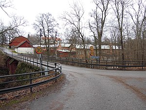 Skultuna Messingsbruk. Bron över Svartån, Västmanland. På andra sidan från vänster: Kollada, brukshotell och verkstäder.