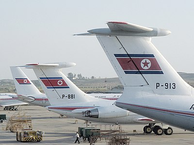 貼有朝鮮國旗的Il-76、伊留申-62與Tu-204運輸機垂直尾翼，其水平尾翼在垂直尾翼的頂部