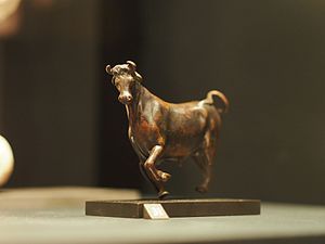 Taureau marchant (vue de trois-quart), symbole de Zeus ou d'un dieu de l'orage, sculpture, Ier ou IIe siècle, bronze, Syrie (AO 4781).