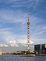 La torre de televisión de San Petersburgo como se ve desde el terraplén de Ushakovskaya