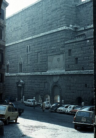 Kyrkans portal (till vänster) och klostrets ingång vid Via di Tor de' Conti.