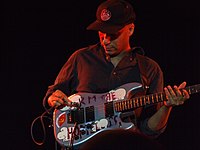 Том виконує гітарне соло на концерті в «Nokia Theater». Нью-Йорк, США, 2008 рік.