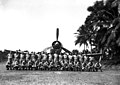 VMF-124 "Black Sheep" ("Črne ovce") Marinskega zbora (USMC), zbrani na letališču Turtle Bay na otoku Espiritu Santo na Novih Hebridih sredi leta 1943. V ozadju je videti njihovo orodje in orožje - Vought F4U-1A Corsair.