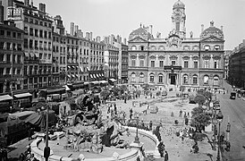 La place pendant l'Occupation avec la fontaine Bartholdi en face de l'hôtel de ville.