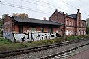 Bahnhofsanlage, bestehend aus Empfangsgebäude mit Güterschuppen und Anbau