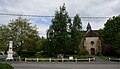 Entrée de l'église et monument aux morts.