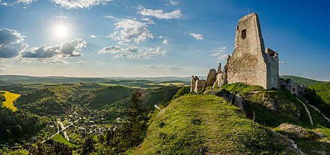02/01: Ruïnes del castell de Čachtice (Eslovàquia). Tretzè premi de Wiki Loves Monuments 2016.