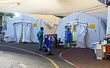 אוהלי טיפול בחולי קורונה ליד הכניסה לחדר המיון של המרכז הרפואי שיבא, מאי 2020