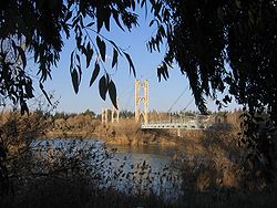 デリゾールにあるユーフラテス川の吊り橋