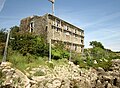 La "Maison du port" du comte Arthur Dillon construite en 1907 mais jamais utilisée en raison de l'abandon du projet de port à cet endroit ; en cours de restauration depuis son rachat par le réalisateur Gilles Legrand.