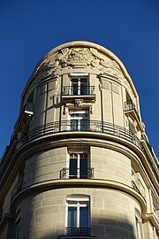 The flower basket – Balconies and pediment of Avenue Montaigne no. 41 in Paris, unknown architect or sculptor (1924)[116]