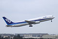 全日空的波音767-300ER型客機在桃園國際機場起飛