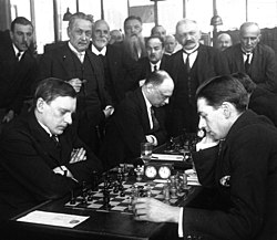 אדגר קול (מימין) מול אלכסנדר אלכין בטורניר שחמט, 1925