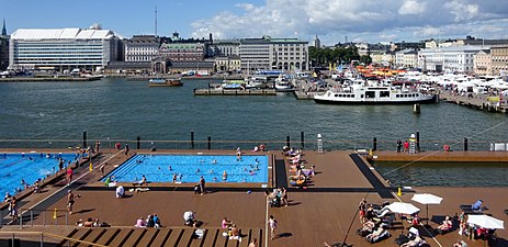 Allas Sea Pool, i fonden Kolerabassängen, Södra kajen, Gamla Saluhallen, Esplanadparken och Salutorget.