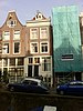 Huis met gevel op houten pui, de tweede verdieping later vernieuwd en onder rechte lijst gebracht