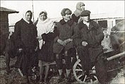 Август Ваан (August Vaan) с семьёй из деревни Чернёво в ходе переселения эстонцев в Эстонию гитлеровскими оккупационными властями, 29 сентября