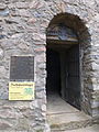 Eingangstür und Tafeln am Turm