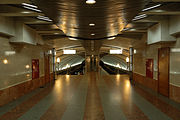 Підземний вестибюль станції, вигляд у бік платформи