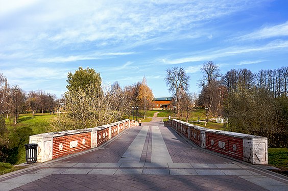 10. Оранжерейный мост ('Оранжерейная плотина'), Царицыно, Москва. Автор — AlixSaz