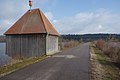 Damm zwischen Kleinem Brombachsee (links) und Großem Brombachsee (rechts). Betriebsgebäude über dem Grundablass