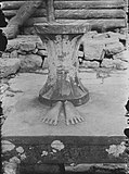 De stenen sokkel met voeten die deel uitmaakt van een megaliet voor een Nias adathuis te Bawomataloewo