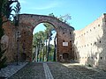 Porta Montanara et début des murs de la rocca Vecchia