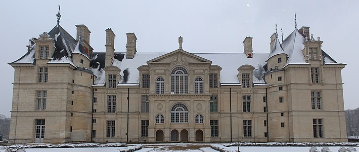 Facade of the north wing, with the peristyle by Jean Bullant covering the stairway to the royal apartments