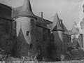 Château de Callac Façades et toitures du bâtiment principal dit « Aile des Tours » et des bâtiments entourant la cour, y compris les communs Grand salon du premier étage avec son plafond peint ; portail d'entréeb
