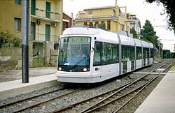 Tramvaj Škoda 06T na trati v Cagliari