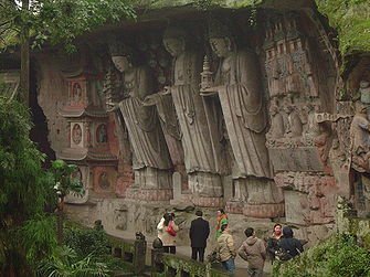 Trois statues inclinées à Dazu, de 7 m. de hauteur, représentant trois bodhisattvas tenant une pagode à la main