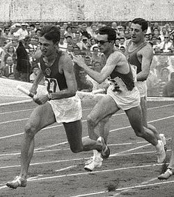 Etualalla Neuvostoliiton Edvin Ozolin Rooman vuoden 1960 olympialaisten 4x100 metrin viimeisessä vaihdossa. Takana tummalasinen Italian Livio Berruti.