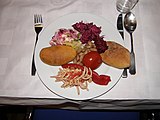 Pirozhki, tomat acar, salad campuran