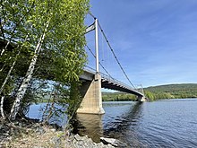 Foto einer Brücke, die über ein Gewässer führt