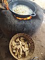 Fromage de soja en train de frire dans l'huile d'arachide et son résultat, une fois frit.