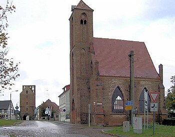 Gartz (Oder), Heilig-Geist-Hospital und Stettiner Tor.jpg