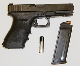 Размеры пистолета Glock 21 в сравнении с батарейкой типа АА