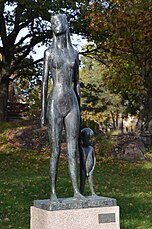 Ung mor, skulptur i Skärholmen, Stockholm.