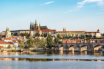 Vue de la cathédrale et du château surplombant la Vltava.