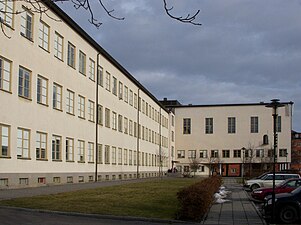 Fasaderna mot skolgården.