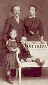 Landau family in 1910 Landau1910.jpg