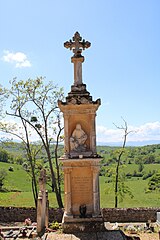 Oratoire avec pieta dans le cimetière en face du porche sud.